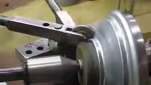 Процесс развальцовки листа с помощью ролика на токарном станке смотреть онлайн