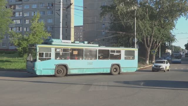 россия. башкирия. город уфа черниковка троллейбус едет в депо 2 утром. июль 2022.электротранспорт