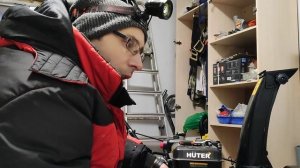 Готовим снегоуборщик к сезону: стоит ли заливать новое масло и сливать старый бензин?