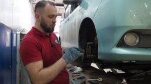 Замена колодок на гибридной TOYOTA NOAH 2014