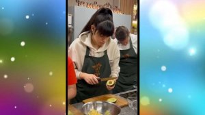 Диана Анкудинова и компания, на кухне.