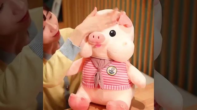 Плюшевая симпатичная свинка.