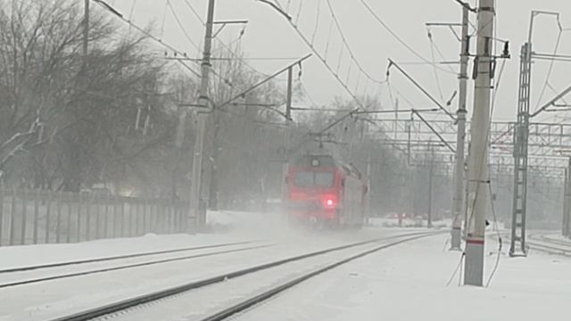 Электровоза 2ЭС6-1323 и ЭП2К-246 с двухэтажным поездом Адлер – Москва на станции МЦД Косино смотреть онлайн