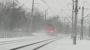 Электровоза 2ЭС6-1323 и ЭП2К-246 с двухэтажным поездом Адлер – Москва на станции МЦД Косино