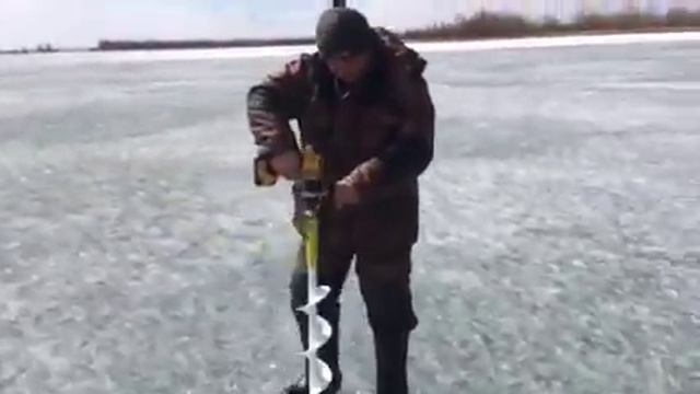 Бурение льда шуруповёртом 2. смотреть онлайн