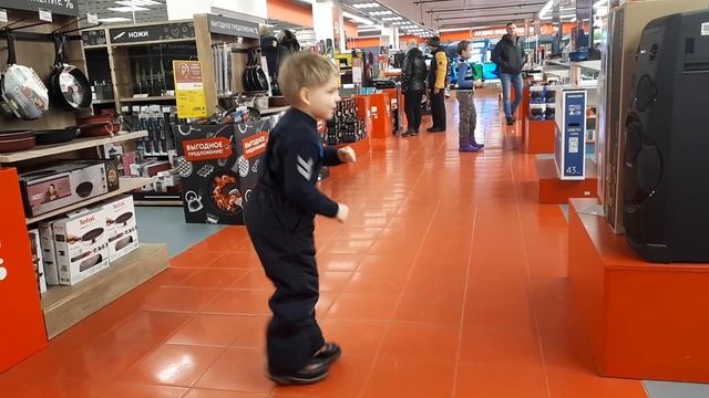 М.Видео. Пока родители покупают, дети танцуют смотреть онлайн