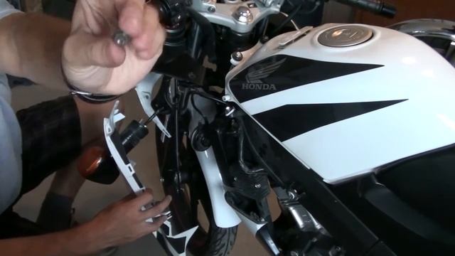 HOW TO: Fix Motorcycle Fairing: 2008 Honda CBR125 смотреть онлайн