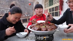 【陕北霞姐】48元14个鸭头,霞姐独家“干锅鸭头”,又麻又辣,还没上桌弟弟就等不及了!