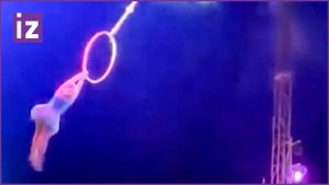 Акробатка сорвалась с высоты и упала на лед: момент падения / Известия