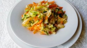 Салат из тертых огурцов, моркови и яблок с медом