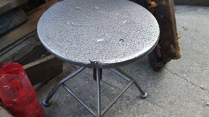 Пластиковая краска своими руками отреставрировал крутящийся самодельный стул из детства