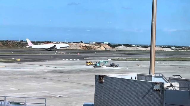 China Airlines Boeing 777-300 departing Taipei runway 05L смотреть онлайн