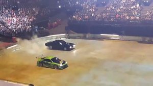 Потрясающее шоу с автомобилями и огромным проекционным экраном!