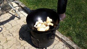 Жаркое из курицы с картошкой в казане,на огне.