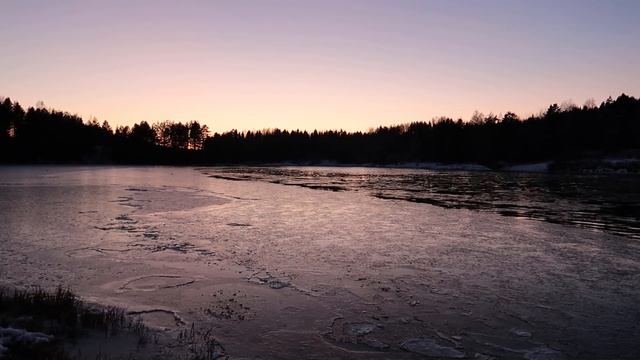 Ледяная река в лесу при розовом закате смотреть онлайн