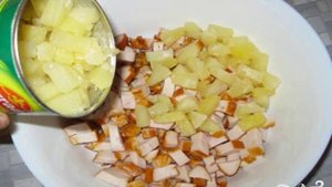 Салат с ананасом курицей и сыром