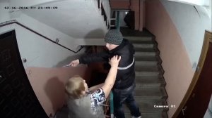 Беспредел в Твери снимает камера в подъезде