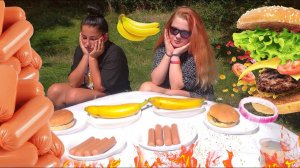 БУРГЕР БАНАН СОСИСКИ КТО БЫСТРЕЕ СЪЕСТ МНОГО ЕДЫ / ЕДА ПО ДЕРЕВЕНСКИ ОТ КРАСИВЫХ ДЕВУШЕК