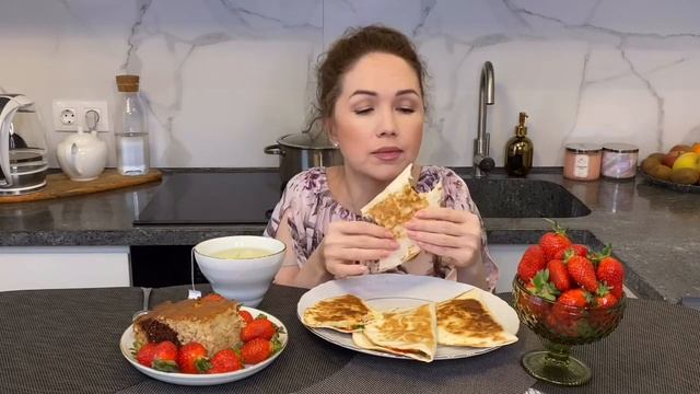 Хочу уюта | пеку манник | ем клубнику | болтаем перед сном | смотреть онлайн