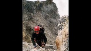 Люди идут по свету