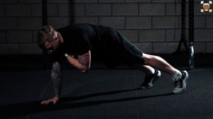 Касание плеч в планке