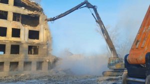 В Екатеринбурге начался снос заброшенной больницы в Зеленой роще