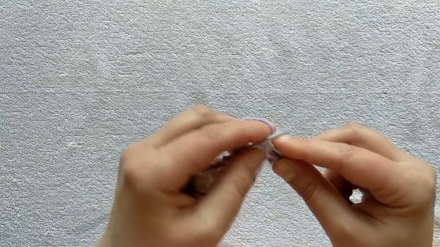 Двухцветный узор с вытянутыми петлями, спицами