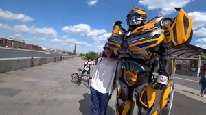 Появление, кумира детей, трансформера автобота Бамблби на улицах Москвы!!! Парке Горького 29/05/201