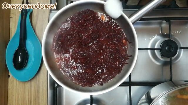 Варю Борщ таким, каким люблю: густым, красным, с ярким сладковатым вкусом и легкой кислинкой...