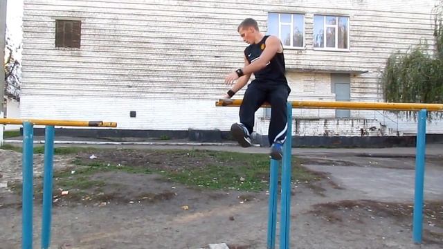 WORKOUT Tutorial - Обучалка хлопки на брусьях за спиной от Сани Ляхова смотреть онлайн