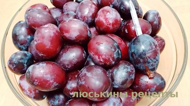 Как УДАЛИТЬ КОСТОЧКУ из сливы БЫСТРО подручными средствами \ Быстрое удаление косточек ИЗ СЛИВ