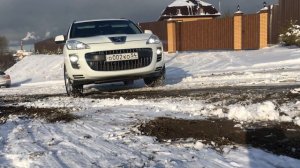 Сравнение переднего и полного привода на ледяной горке. Mitsubishi Outlander XL, Peugeot 4007.