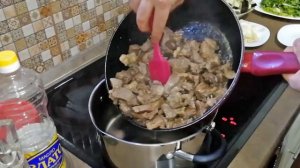 Говядина с баклажанами, сладким перцем и кинзой