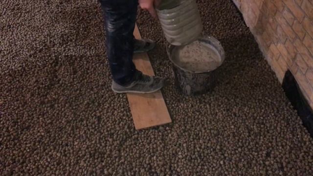 Проливка керамзита цементным молочком. Приспособление смотреть онлайн