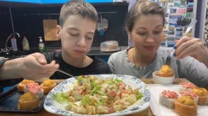 МУКБАНГ ЗАПЕЧЁННЫЕ РОЛЛЫ/САЛАТ ЦЕЗАРЬ/MUKBANG BAKED ROLLS/CAESAR SALAD