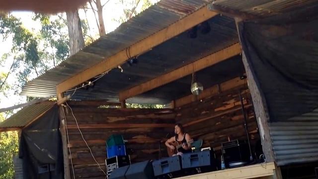 Loretta Dawes sings 'Kryptonite' at the Ridge Kawarren, Victoria. New Years 2013 смотреть онлайн