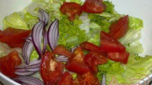 Салат с айсбергом помидорами и тунцом