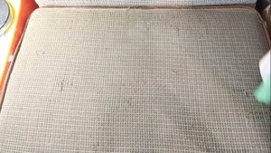 Чем лучше почистить диван сравниваю два способа