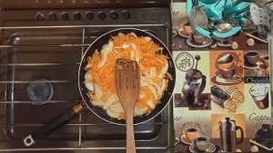 Как жарить рыбу: хек жареный с луком и морковью. Легко, просто. ВКУСНО 100% - проверено!