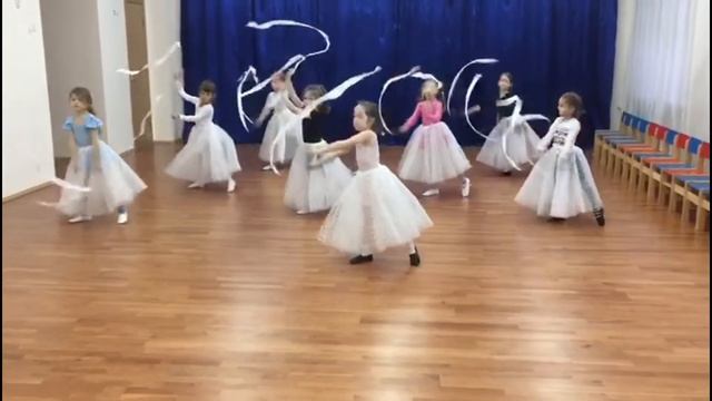 Танец девочек в детском саду "Метелица" с лентами