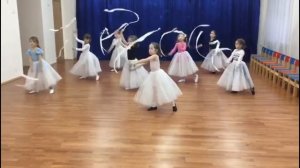 Танец девочек в детском саду "Метелица" с лентами