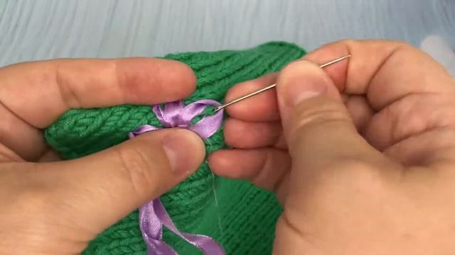 Вышивка на вязаном изделии ЦВЕТЫ атласными лентами. Классная идея декора