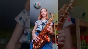 В лесу родилась ёлочка на саксофоне.