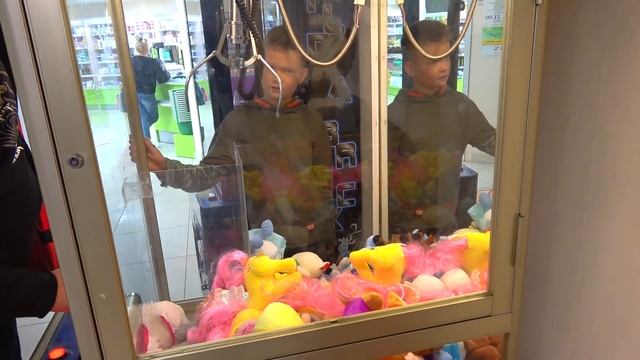 Достань МЯГКУЮ ИГРУШКУ из игрового автомата. смотреть онлайн