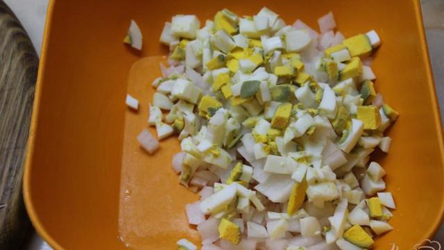 Окрошка с курицей и белой редькой