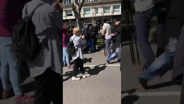 В Мадриде мужчина напал на участников Бессмертного полка. смотреть онлайн