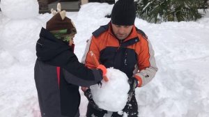 Как слепить снеговика?