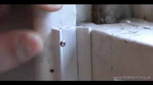 Замена старого уплотнителя на деревянных окнах