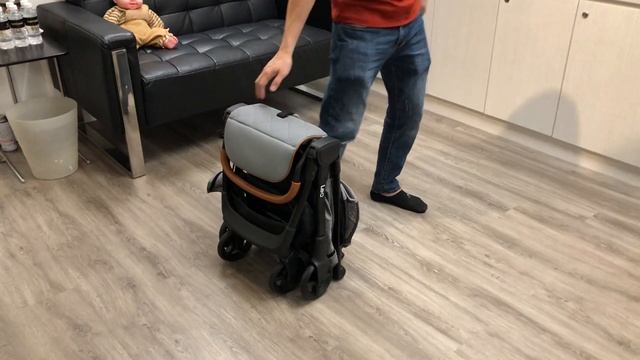 Bonbijou Leo AuLock Stroller (How To Open And Close) смотреть онлайн