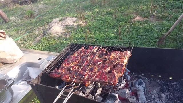 Пока жарю мясо на углях смотреть онлайн